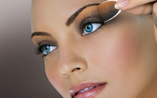 Shimmery golden eye make up for girls